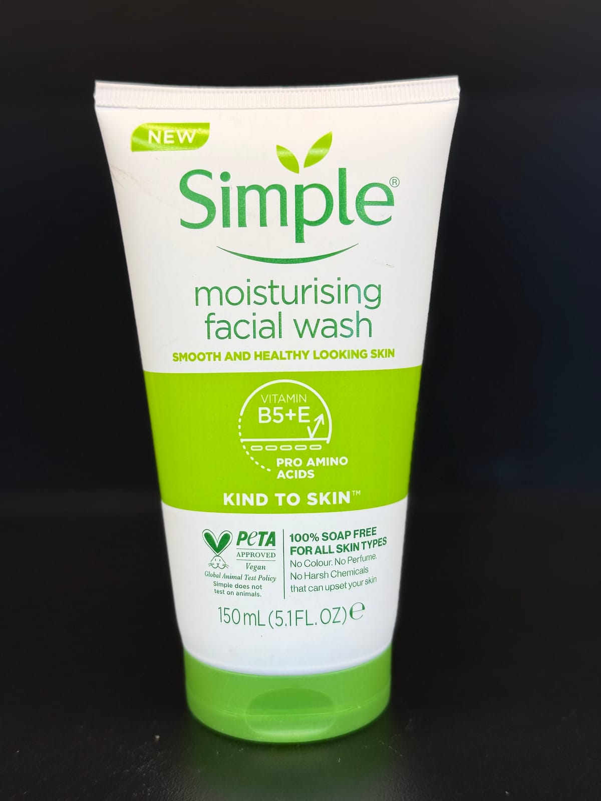 ژل شستشوی پوست خشک و حساس سیمپل مدل Moisturizing Facial Wash