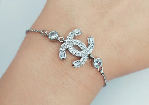 دستبند نقره زنانه باطرح (CHANEL) با آبکاری رودیوم ظریف و مینیمال