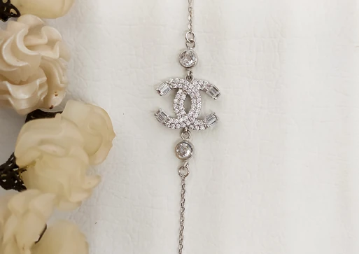 دستبند نقره زنانه باطرح (CHANEL) با آبکاری رودیوم ظریف و مینیمال