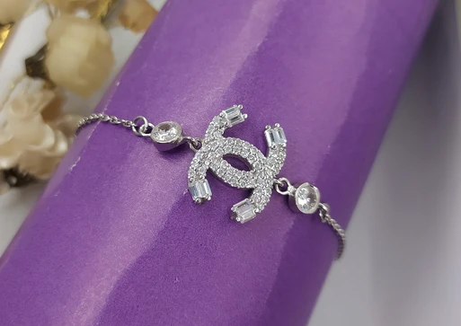 دستبند نقره زنانه باطرح (CHANEL) با آبکاری رودیوم ظریف و مینیمال